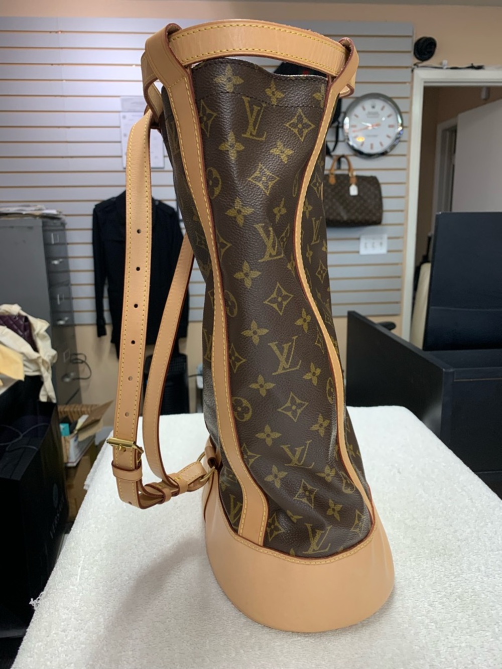 Louis Vuitton Randonnee GM Monogram Backpack - Picture 2 of 16